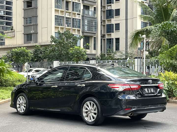 Фото 7 - Toyota Camry