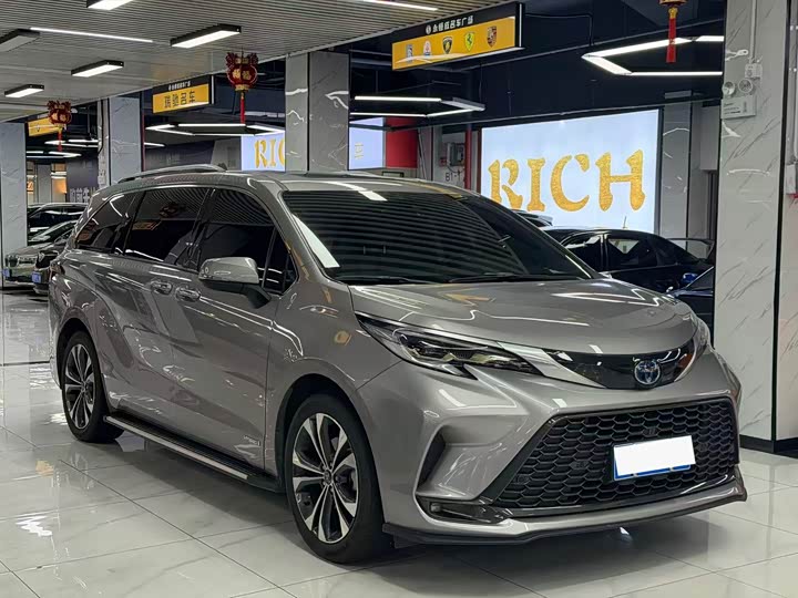 Фото 3 - Toyota Granvia