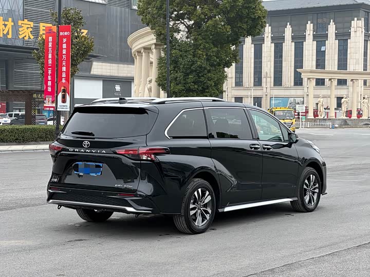 Фото 4 - Toyota Granvia