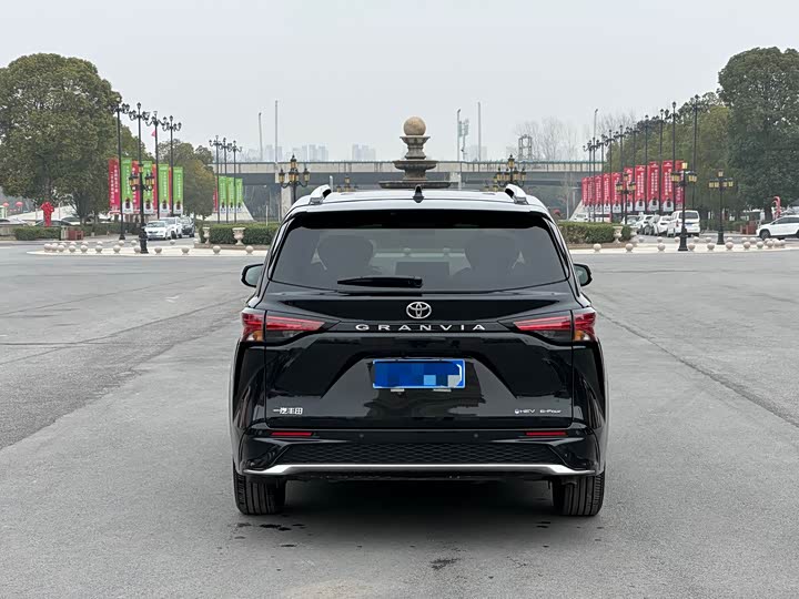 Фото 5 - Toyota Granvia