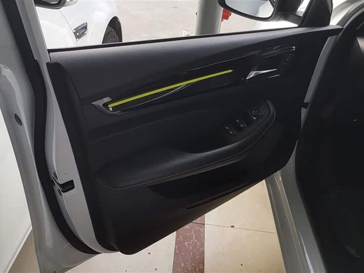 Фото 7 - Roewe i5