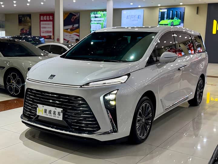 Photo 2 - Buick GL8 ES