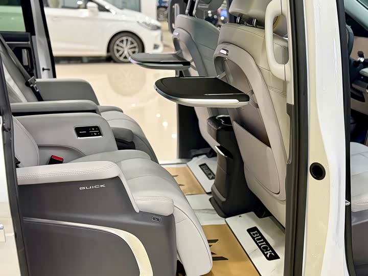 Photo 4 - Buick GL8 ES