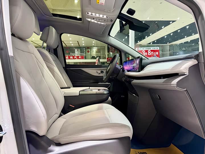 Photo 8 - Buick GL8 ES