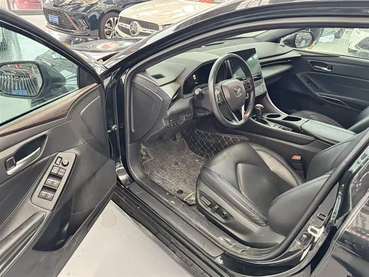 Photo 7 - Toyota Avalon