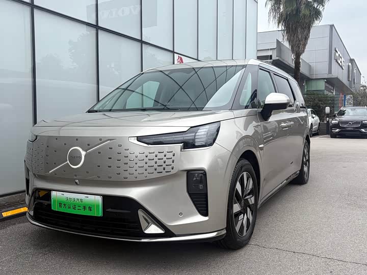 Фото 1 - Volvo EM90