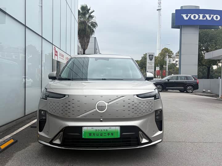 Фото 2 - Volvo EM90