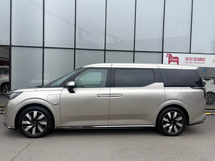 Фото 3 - Volvo EM90