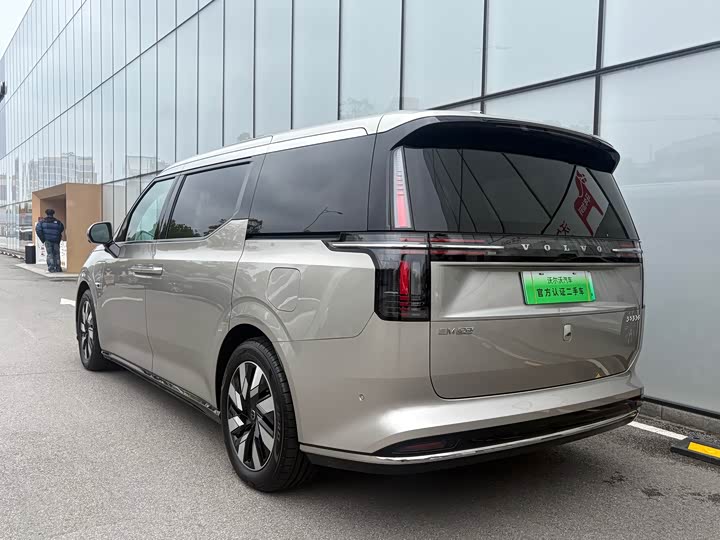 Фото 4 - Volvo EM90