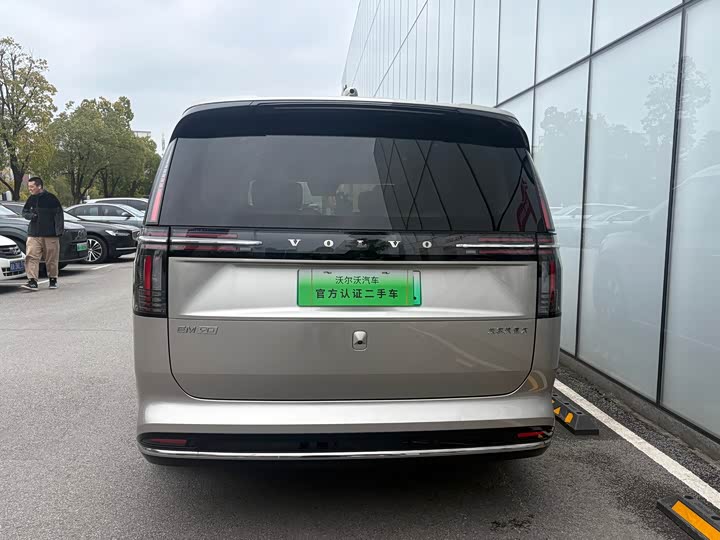 Фото 5 - Volvo EM90