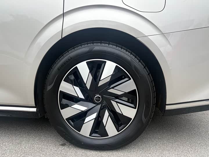 Фото 6 - Volvo EM90