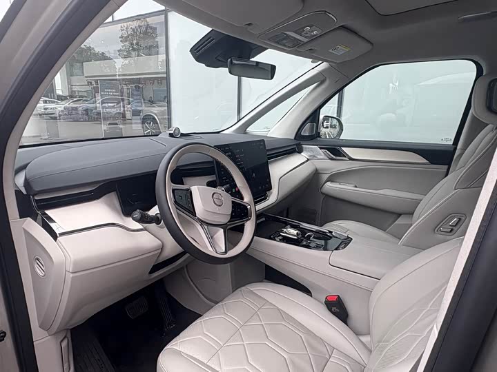 Фото 7 - Volvo EM90