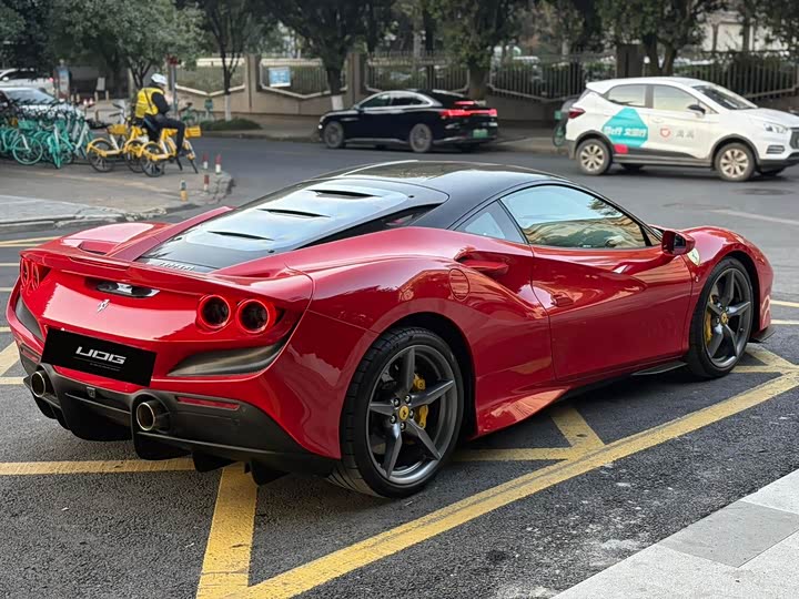 Фото 2 - Ferrari F8