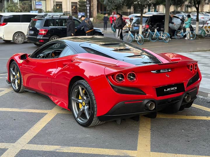 Фото 3 - Ferrari F8