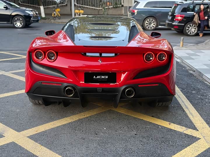 Фото 4 - Ferrari F8