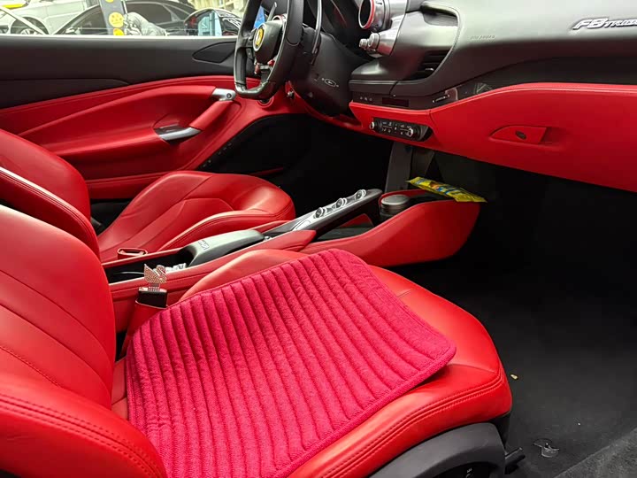 Фото 6 - Ferrari F8