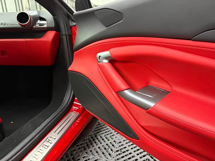 Фото 7 - Ferrari F8