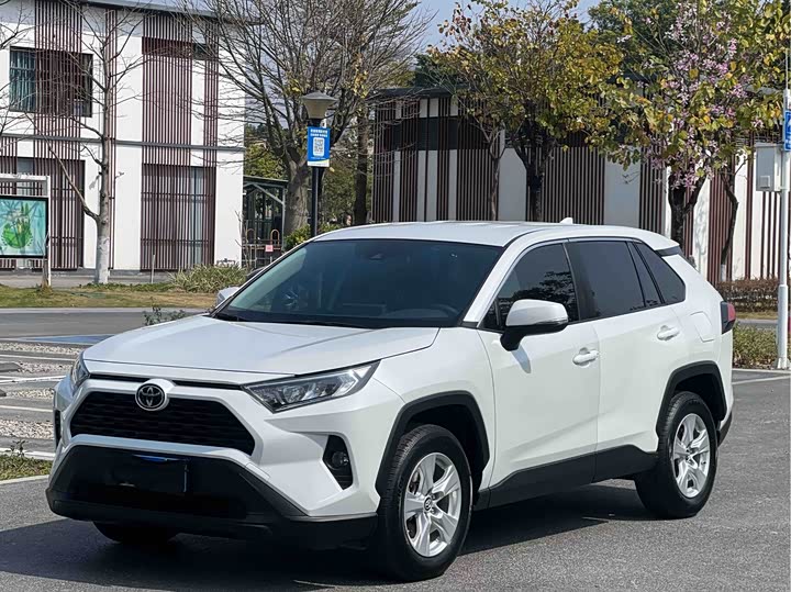 Фото 2 - Toyota RAV4
