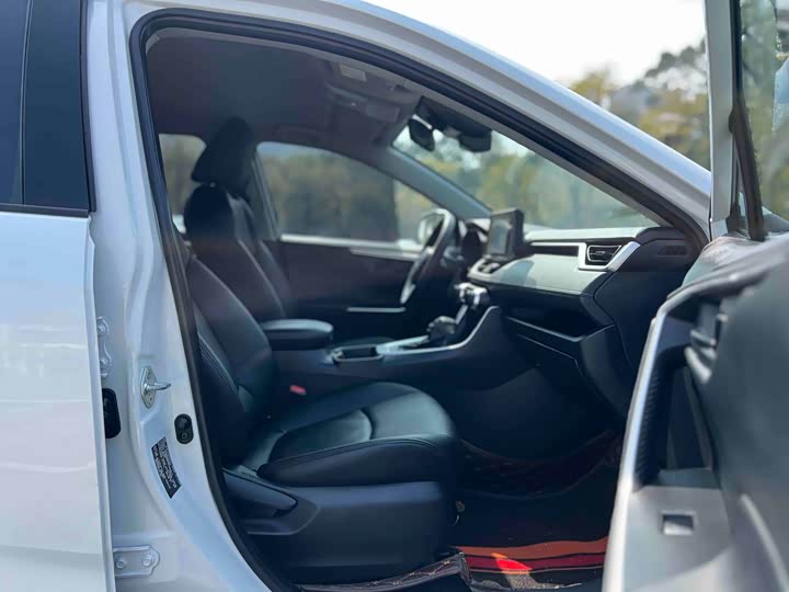 Фото 8 - Toyota RAV4