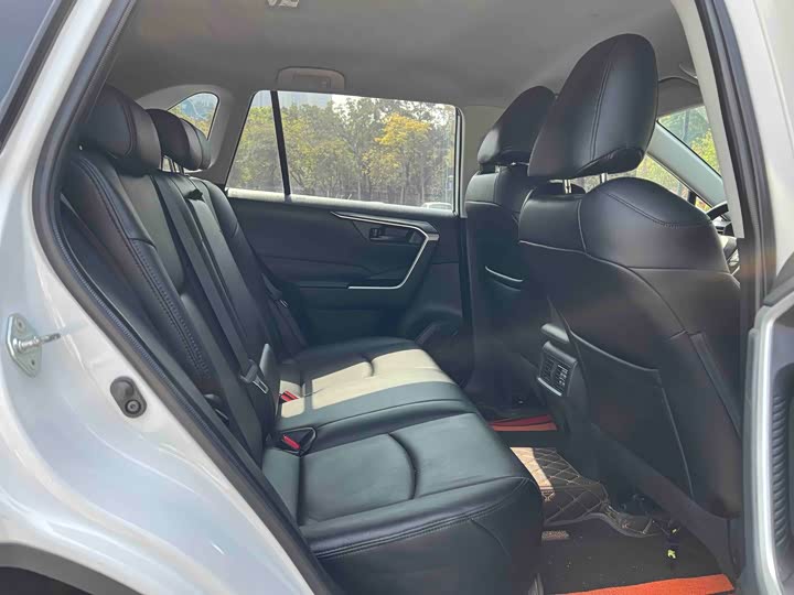 Фото 9 - Toyota RAV4