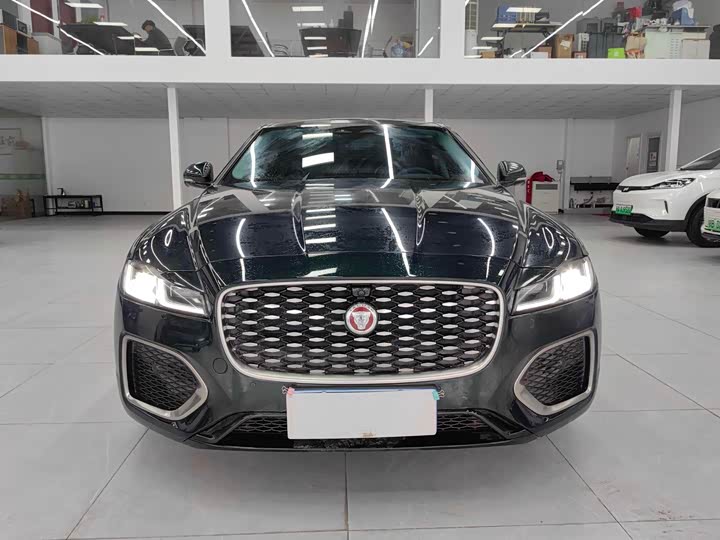 Photo 2 - Jaguar XF L