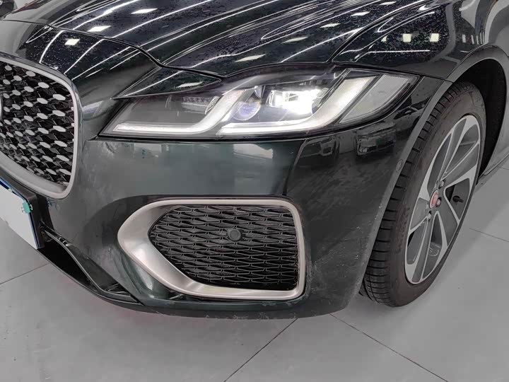 Photo 4 - Jaguar XF L