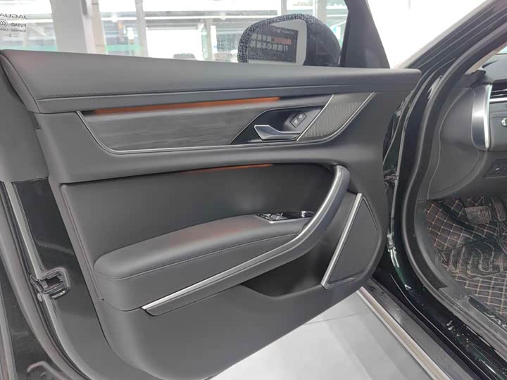 Photo 5 - Jaguar XF L