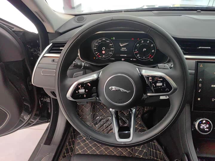 Photo 7 - Jaguar XF L