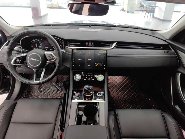 Photo 8 - Jaguar XF L
