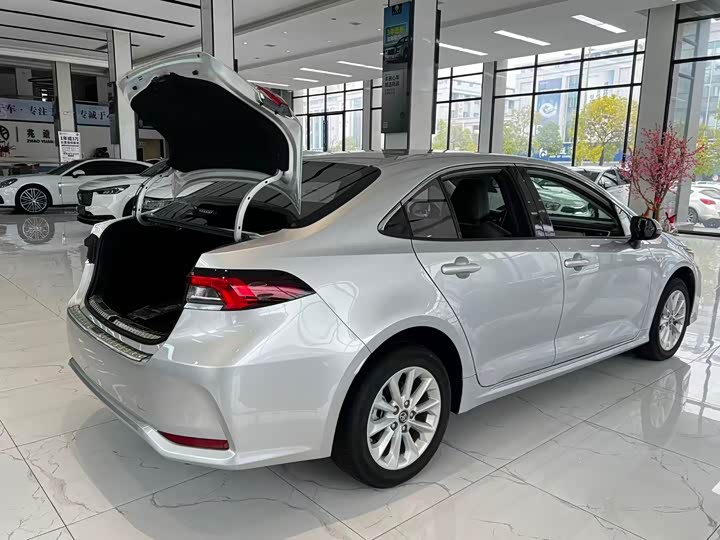 Фото 9 - Toyota Corolla