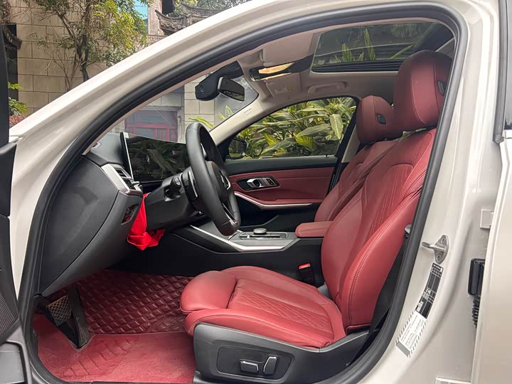 Photo 4 - BMW 3 Series