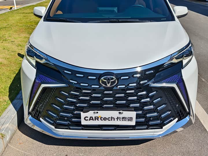 Фото 6 - Toyota Granvia