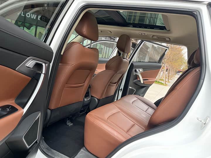 Фото 8 - Geely Atlas