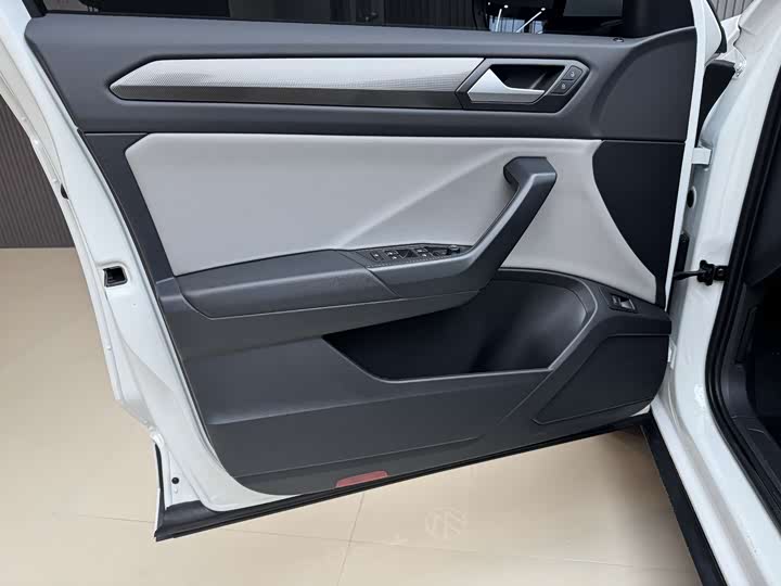 Фото 9 - Volkswagen T-Roc