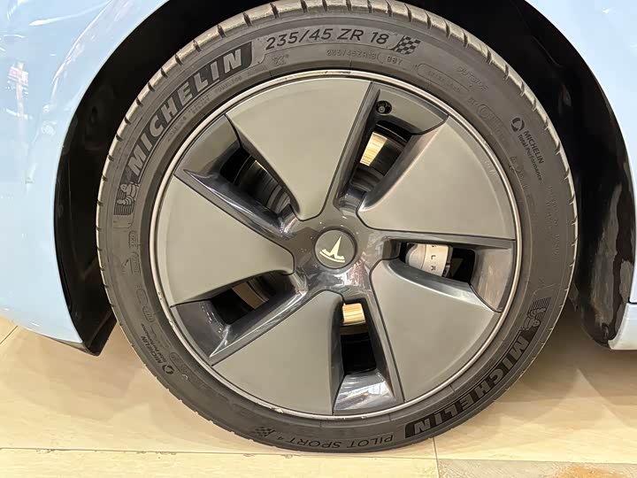 Фото 4 - Tesla Model 3