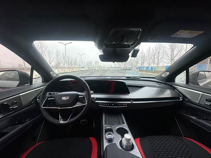 Фото 6 - Cadillac XT5