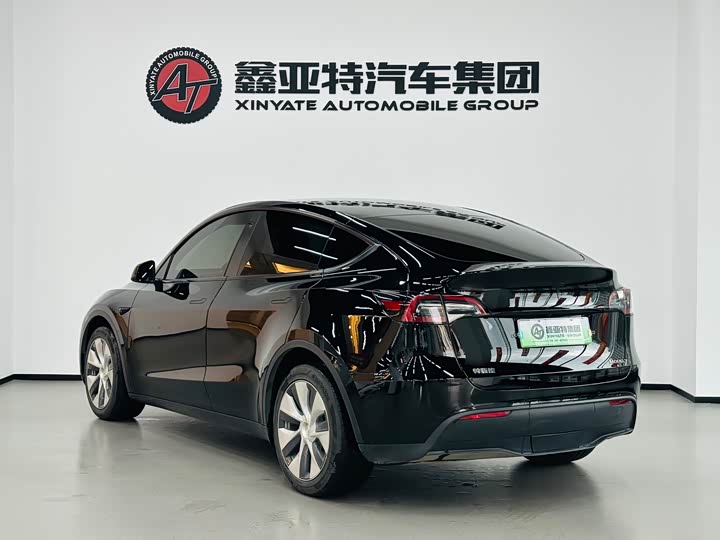 Photo 4 - Tesla Model Y