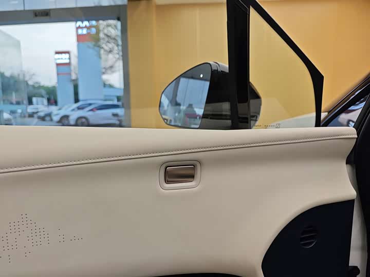 Фото 8 - Zeekr X