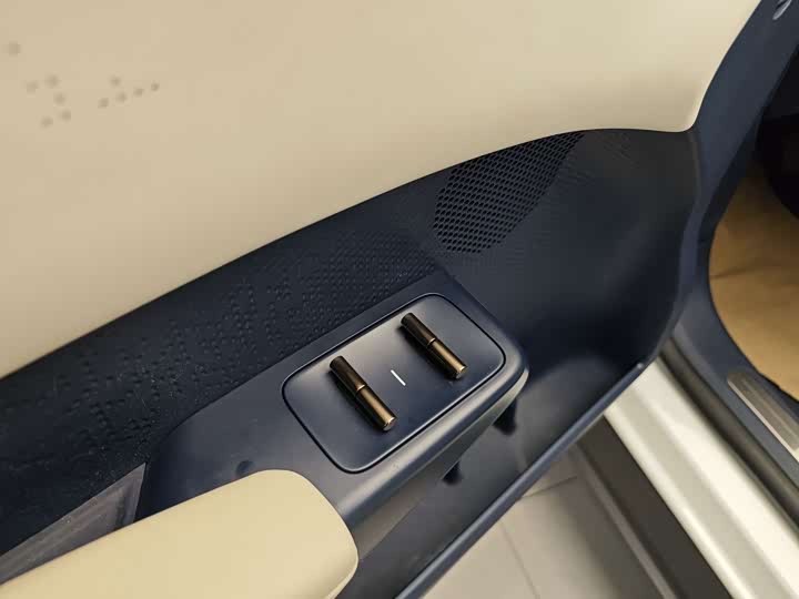 Фото 9 - Zeekr X