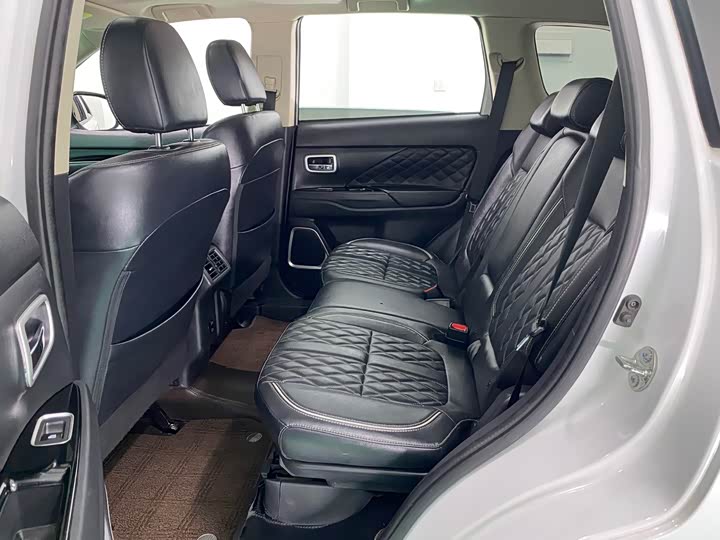 Фото 7 - Mitsubishi Outlander