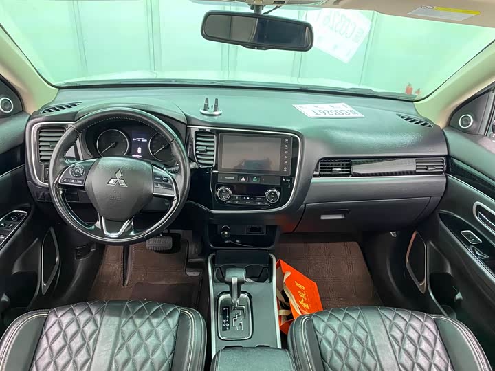 Фото 8 - Mitsubishi Outlander