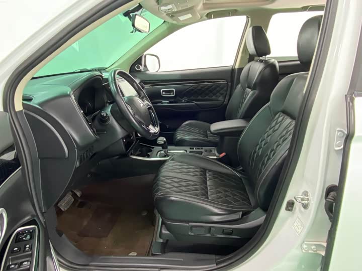 Фото 9 - Mitsubishi Outlander