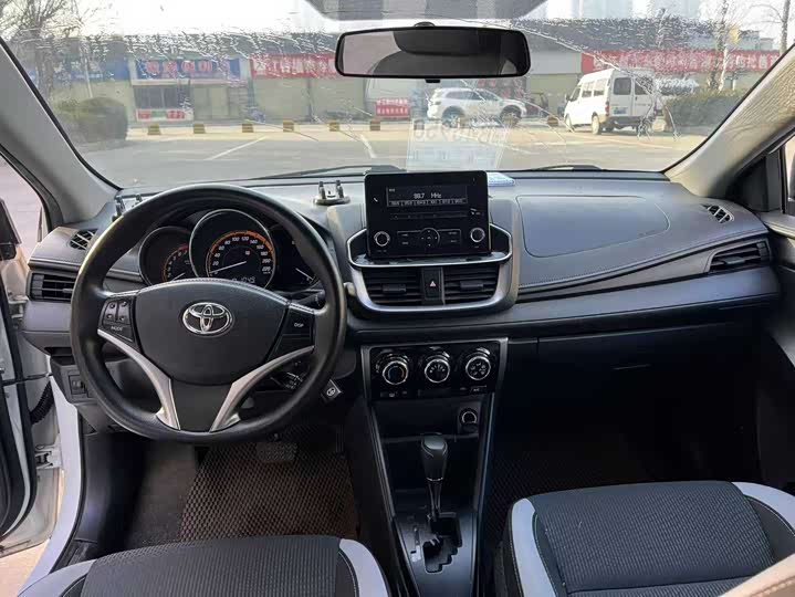 Photo 3 - Toyota Yaris L Hatchback