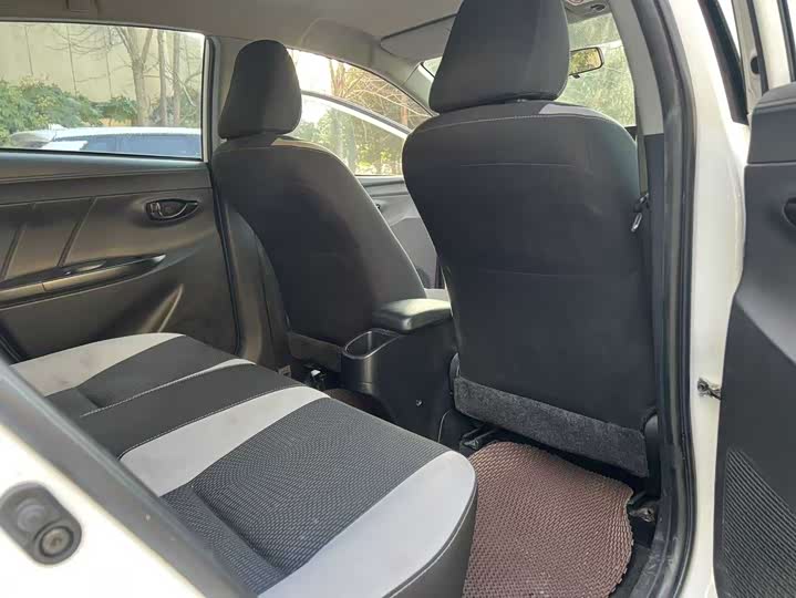 Photo 4 - Toyota Yaris L Hatchback