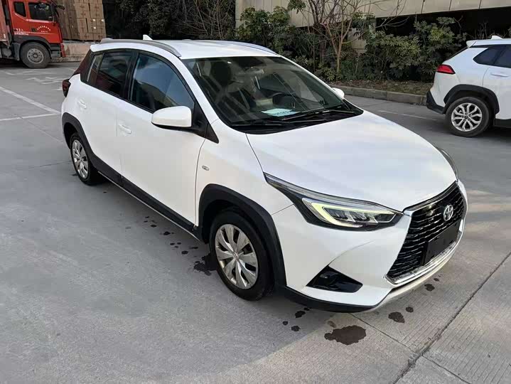 Photo 6 - Toyota Yaris L Hatchback