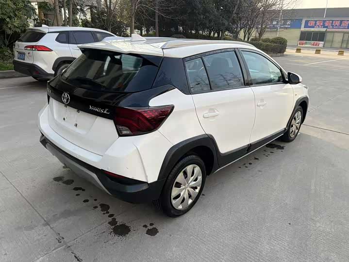 Photo 7 - Toyota Yaris L Hatchback