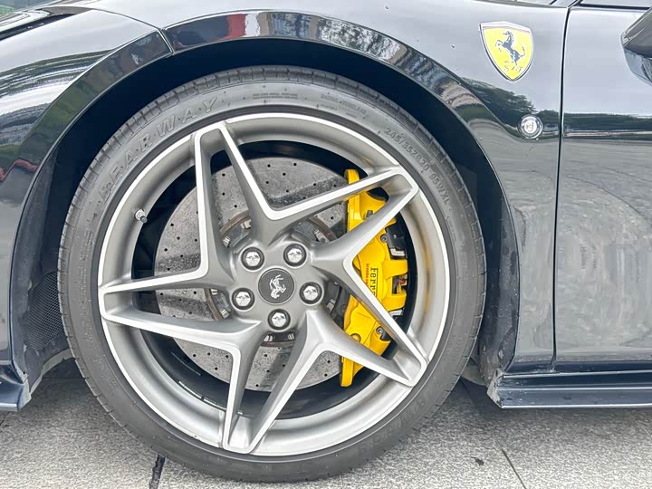 Photo 5 - Ferrari F8