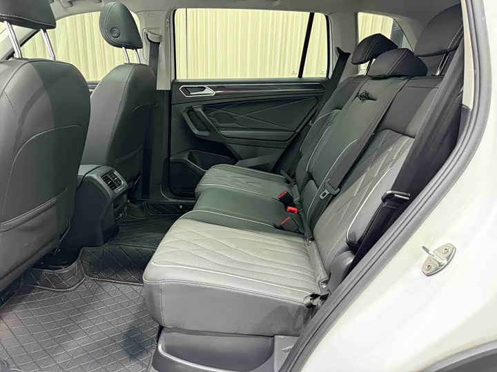 Фото 8 - Volkswagen Tiguan L Pro