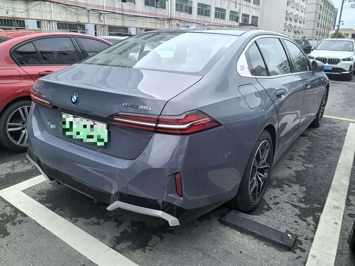 Фото 2 - BMW i5