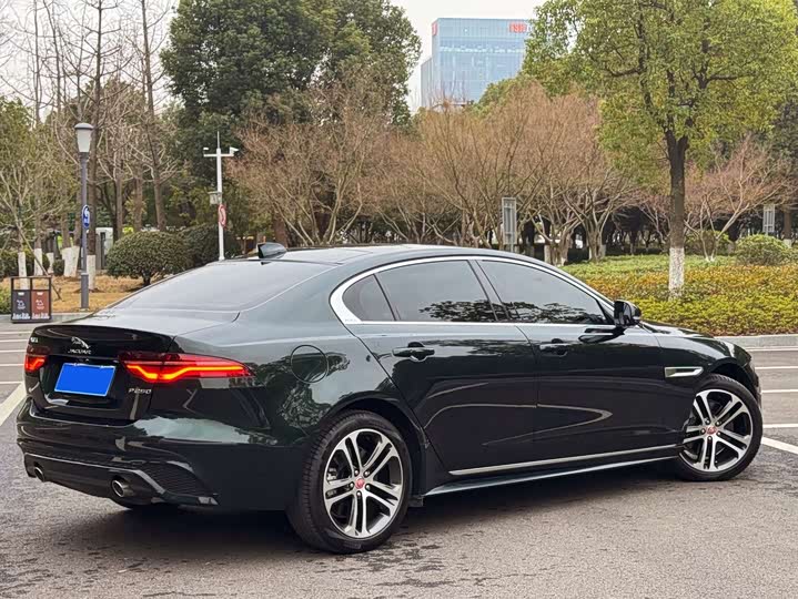 Фото 3 - Jaguar XE L